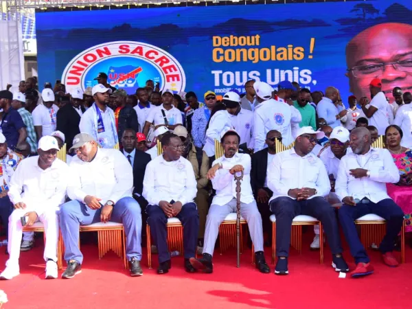 Dans une ambiance feutrée mais chargée d’attente, les figures de proue de la coalition se sont présentées vêtues de pagnes aux couleurs du parti, arborant fièrement l’effigie du chef de l’État. Un geste vestimentaire hautement symbolique, qui traduit une volonté d’alignement politique et de loyauté affichée à l’égard du président, à l’orée d’un tournant gouvernemental majeur.