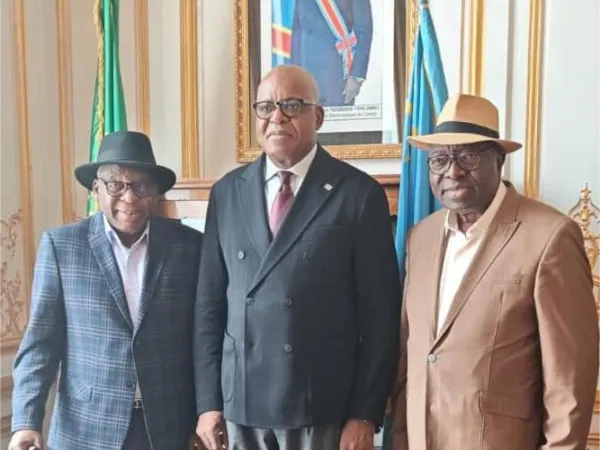 Paris — Le trio MADJESI reçu à l’ambassade de la RDC